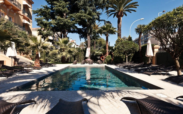 Luxurious apartment with terrace in the famous city of Cannes