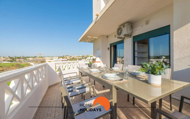 #071 Stunning Spacious Flat w Pool 5m Beach