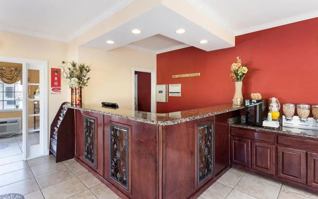 Econo Lodge Inn & Suites Memphis area