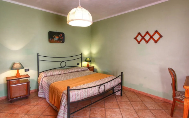 Rustic Apartment in Caprese Michelangelo near Lake