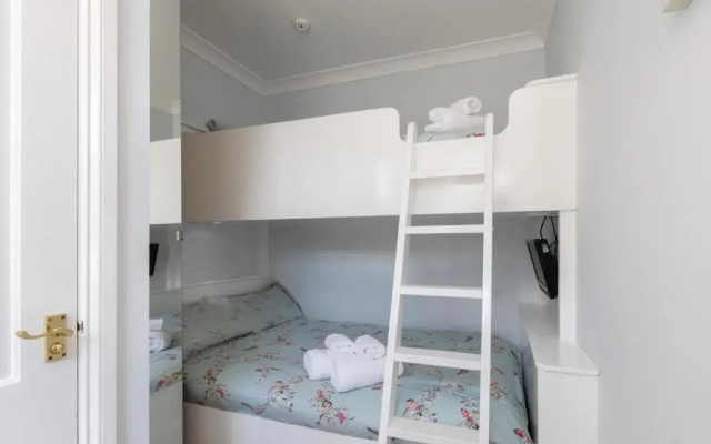 Apartment 32