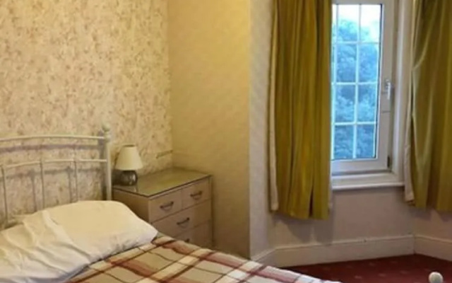 Oyo The Chatsworth Hotel