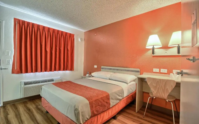 Motel 6 Fresno - Blackstone South