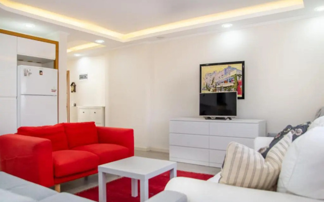 Vibrant and Central Flat Near Sea in Cesme