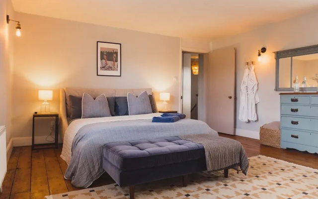 Luxury House Sleeps 14 With Secret Bar Near Bath