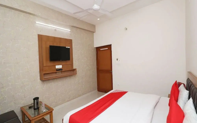 Chandra Palace By OYO Rooms