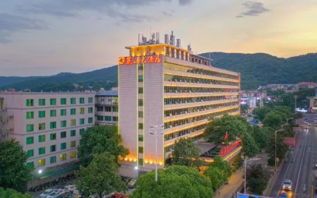 Dolton Lushan Hotel
