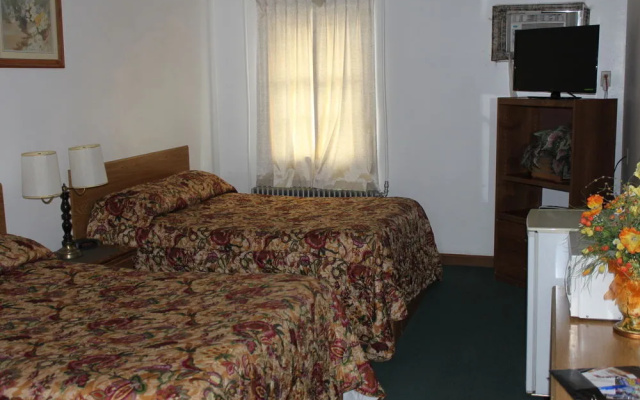 Top Hat Motel