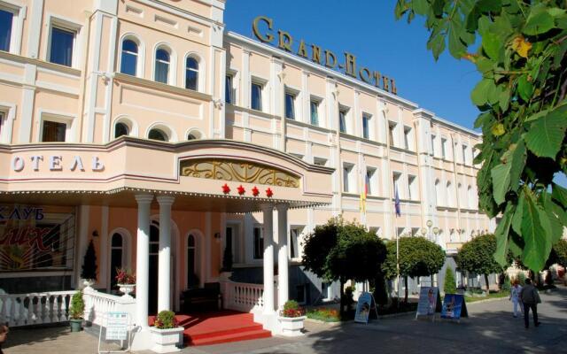 Гостиница Гранд Отель в Кисловодске 3 отзыва об отеле, цены и фото номеров - забронировать гостиницу Гранд Отель онлайн Кисловодск вид на фасад