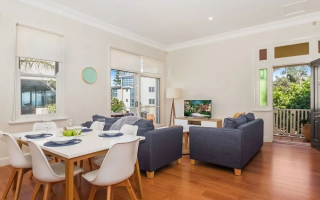 Manly beach apartment footsteps to the sand