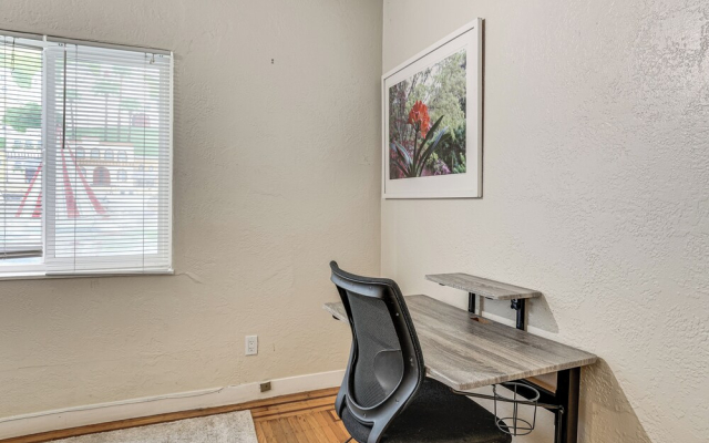 Walkable Dtwn Oakland Apt w/ Shared Rooftop!