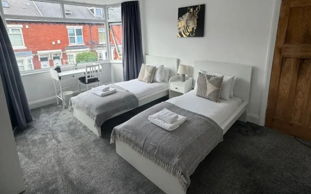 Simonside Apartment - Sleeps 6 -parking