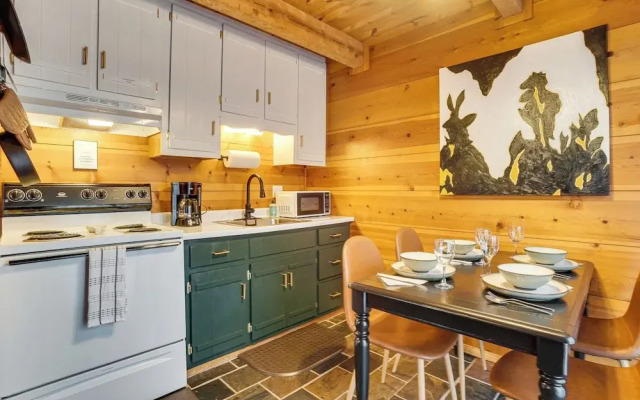 Sautee Nacoochee Mtn Paradise w/ Spacious Deck!