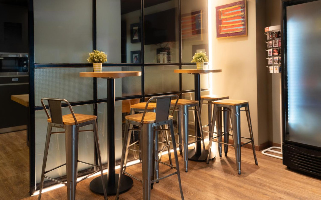 Airhostel Barcelona Airport 24h