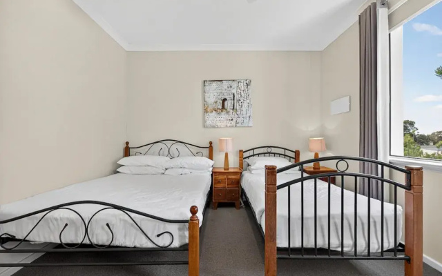 Serene 2-bed Apartment by the Canal