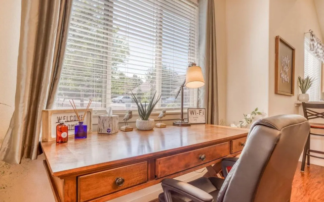 Spacious Outdoor Patio and Resort Amenities - Stylish Retreat