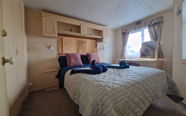 2 Bed Caravan - Sleeps 6 - Pets - Pool - Parking