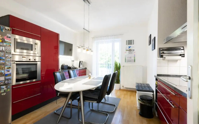 ZV2001 Private Apartments & Rooms near Exhibition Ground (room agency)