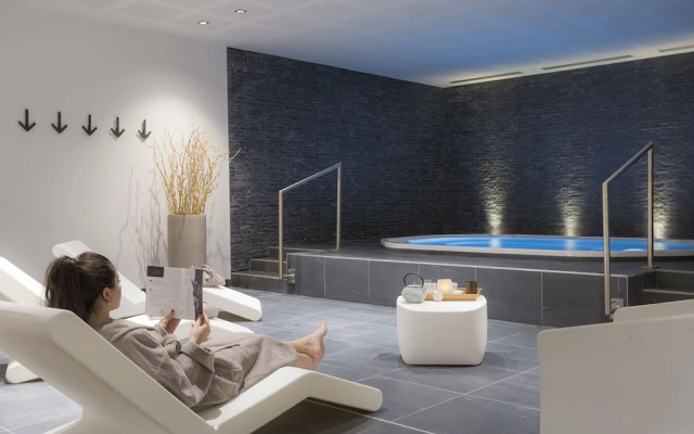 Alpine Stay w/ Spa + Views