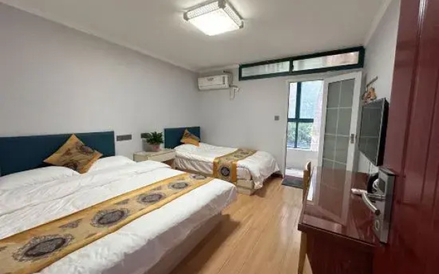 Jinding Hotel (Nanjing South Railway Station Hongyun Avenue Subway Station)