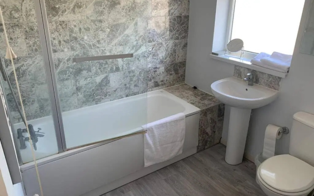 'The Rockingham' 4 double beds, Netflix TVs, WIFI, parking