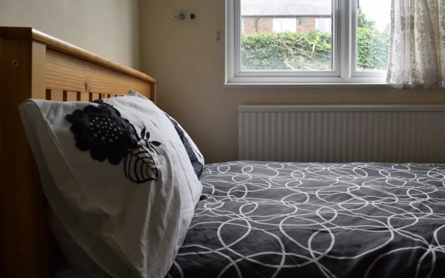 Spacious 2 Bedroom House in Bow