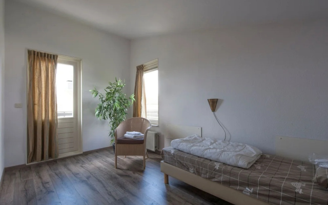 Detached villa with fireplace, beach within walking distance
