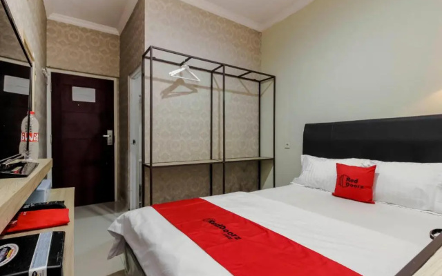 RedDoorz Plus near Lippo Cikarang Mall