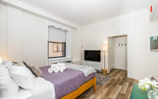 Modern Studio + Train | Theatre District | Evonify