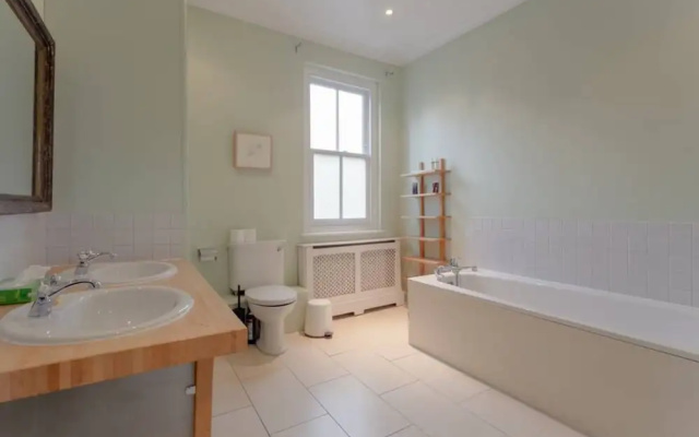 2 Bedroom House in Kensal Green