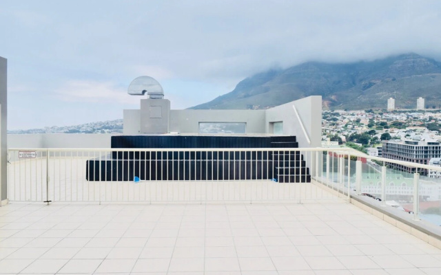 Bright 2 Bedroom Apartment in Cape Town City Centre