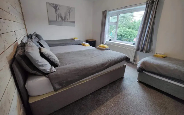 3 Bed House - Sleeps 7 - Garden - Parking - Wifi