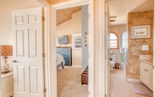 Breathtaking Ocean Views and Luxurious Comfort - Charming Beach Retreat