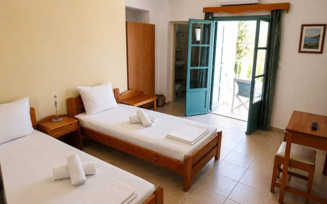 Hotel Elena - Cozy Seaside Triple Suite in Skyros