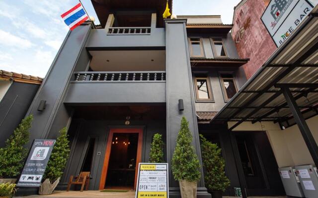 Отель Hi Karon Beach Dormtel вид на фасад