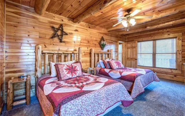 Hemlock Inn - Eight Bedroom Cabin