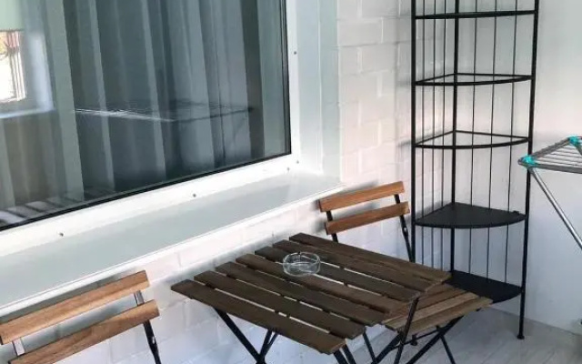 Ujutnaja kvartira v tsentre goroda s sovremennym dizajnom