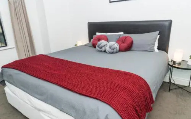 Auckland Centre Studio w/ Pool and Gym