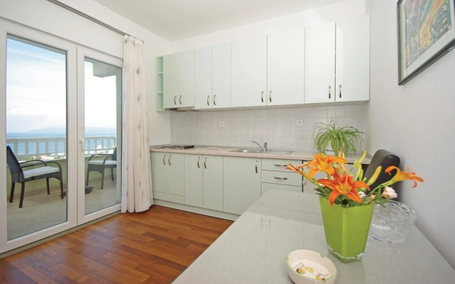 Amazing Home in Makarska With Wifi and 6 Bedrooms