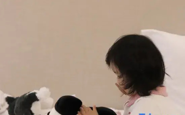 xiong mao ai shui jiao qin zi min su