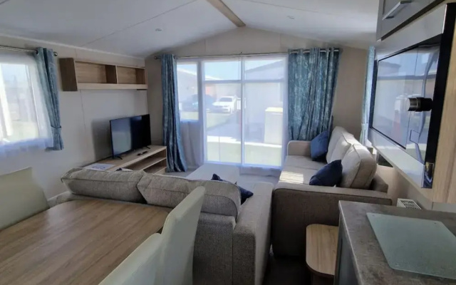 Family Caravan - Sleeps 6 - Pet Friendly - Parking