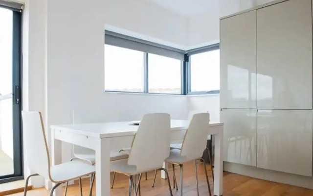 Modern 2 Bedroom Clapham Apartment With Large Terrace