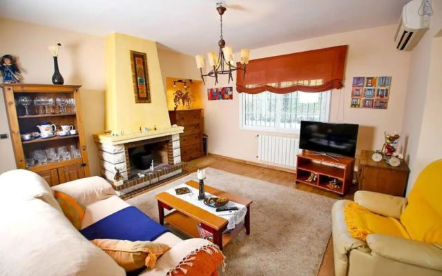 Arenales Great Home with AC, Pool and Barbecue