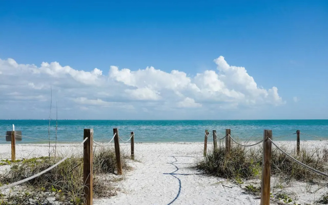 Sandy Shells Wkly Pets Welcome 100 Steps To Ocean! 2 Bedroom Home by RedAwning