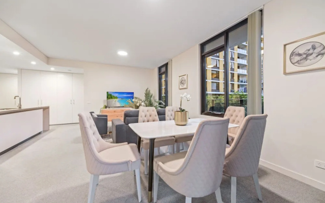 HomeHotel-Stylish Apt next to Train & Westfield