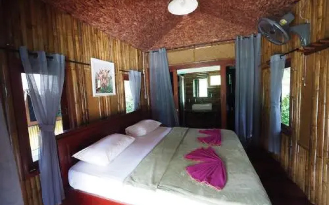 Praiwan raft house