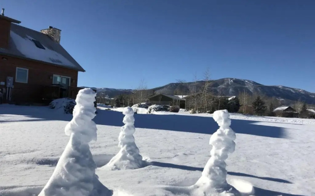 Mountain-view-tee-and-ski