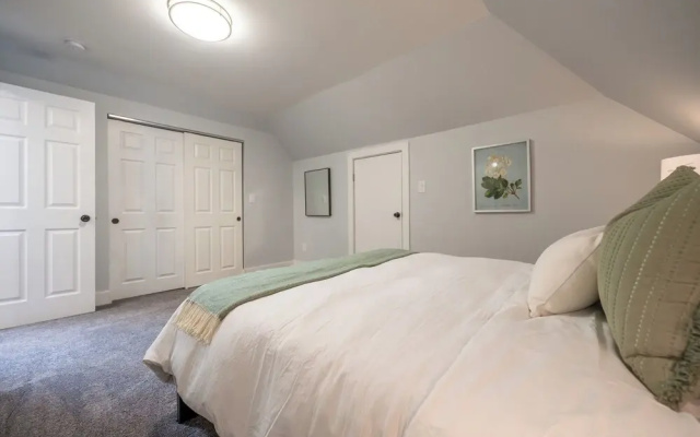 Spacious 5-Bedroom Blue Bungalow