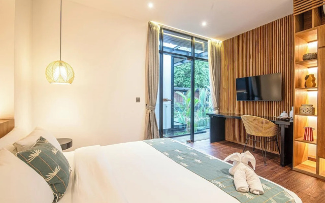 Elegant 6BR Canggu Villa, Jacuzzi, AC,