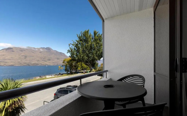 Queenstown House Lakeside Apartments